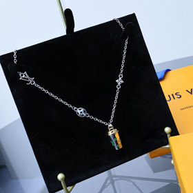 Louis Vuitton LV Anhänger mit Miniatur Kaffeetasse Halskette-3650  