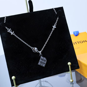 Louis Vuitton LV Anhänger graviert Buchstabe Blumen Halskette-3649