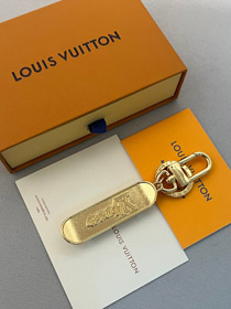 Louis Vuitton LV verwendet glänzendes Messing, um Skateboard-förmige Tasche Charmes und Schlüsselanh