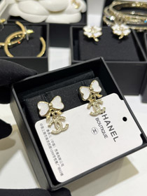 Chanel weißes Glitzer Emaille Bogen Gold Voll Diamant Doppel C Ohrringe-3745  